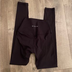 NVGTN workout legging: Black Signature 2.0 Leggings